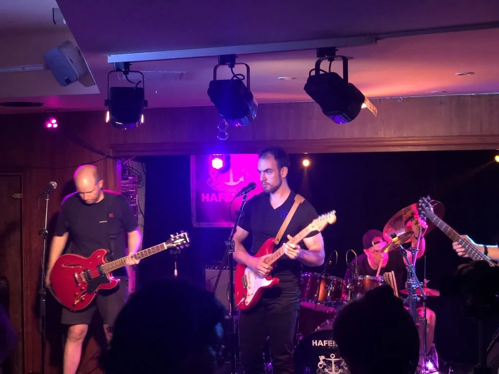 Daniel und Eric an den roten Gitarren, Thomas dahinter am Schlagzeug