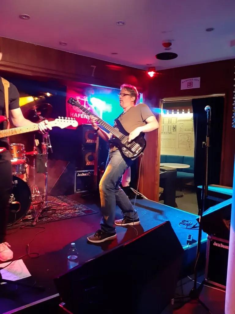 Michael am Bass auf der Bühne der Hafenbar