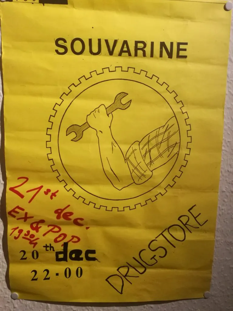 Gelbes Souvarine-Plakat mit Faust und Schraubenschlüssel: Drugstore am 20. und Ex & Pop am 21. Dezember 1985, 22 Uhr