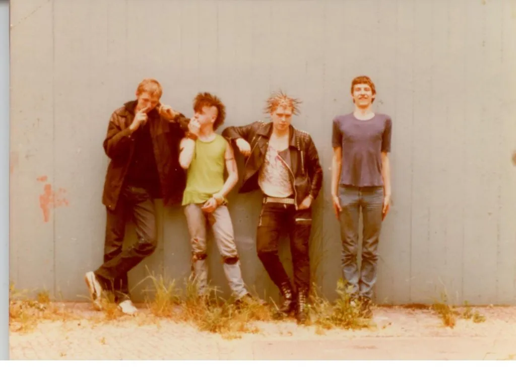 Vier junge Punks an einer Betonwand, Band ohne Namen, 1984: Roger (Bass), Kleena (Gesang), Thomas (Drums), Torsten (alles & nichts)